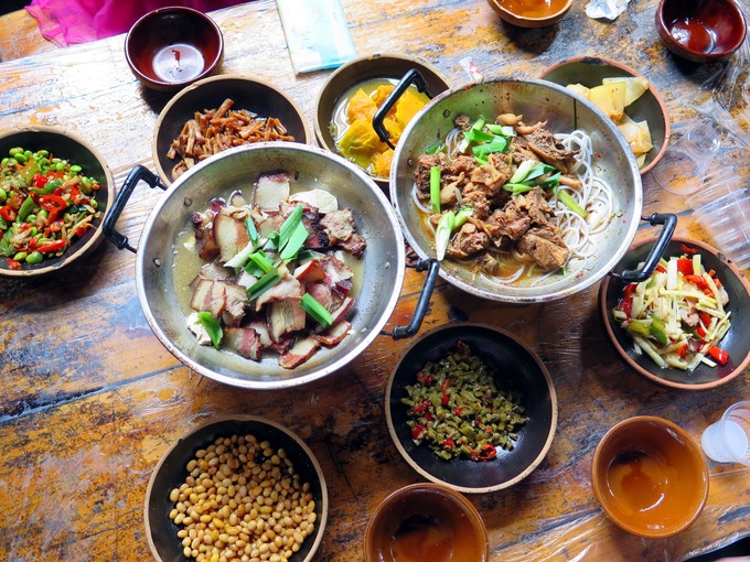 从溶洞出来就去苗寨吃饭,虽然简陋但是饭菜做的不错,算是团餐里质量高