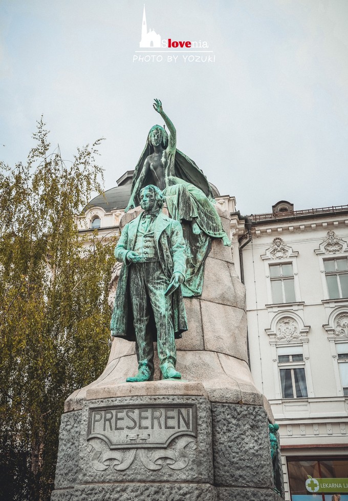 绕过了普烈舍伦广场,再看一眼这个标志性的雕塑,普烈舍伦头顶上的是