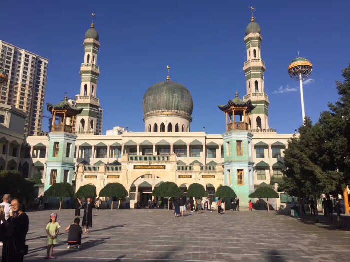 休闲惬意的一天 悠闲漫步西宁的街道,吃小吃,喝酸奶,在清真寺内聆听