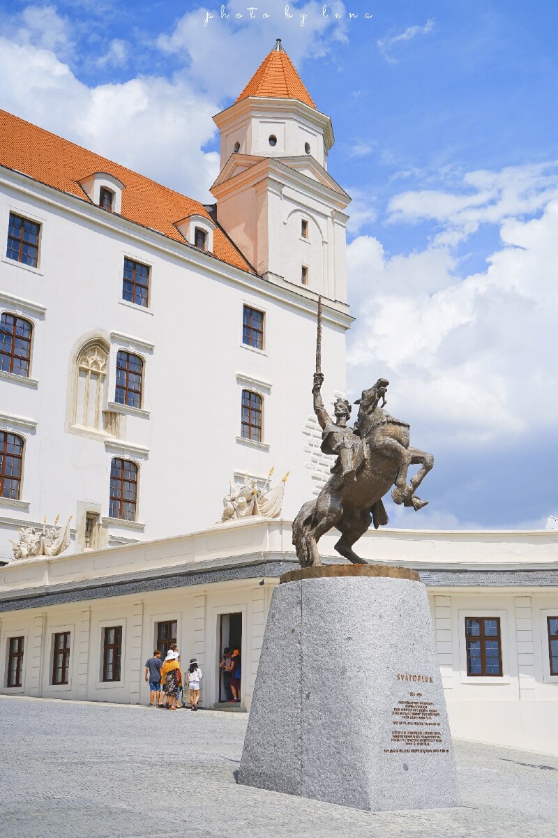 城堡前有一尊威武的雕像,它的原型是大摩拉维亚国王斯瓦托普鲁克一世