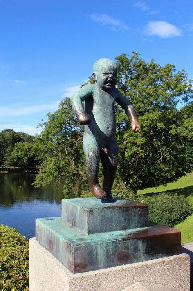 生命之泉的四角,各有5 幅树丛雕,四壁为浮雕