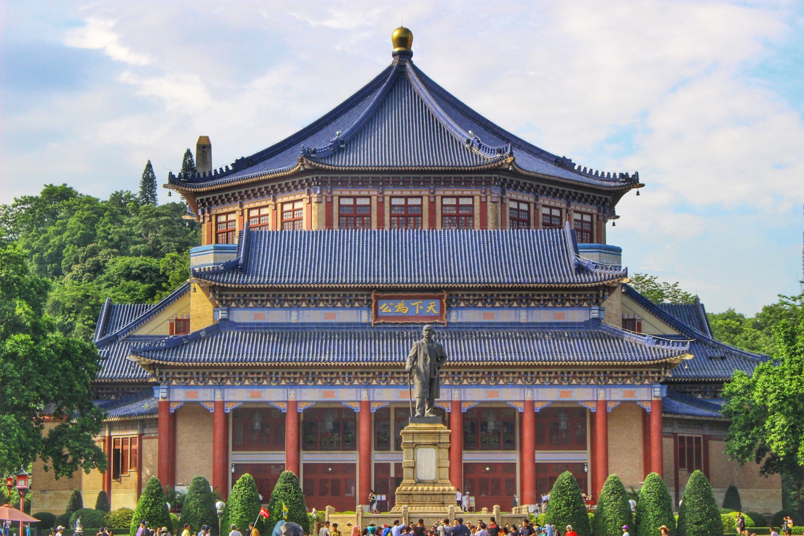 纪念堂所到之处绿草如茵,古树参天,昔日革命胜地,见证荣光的总统府