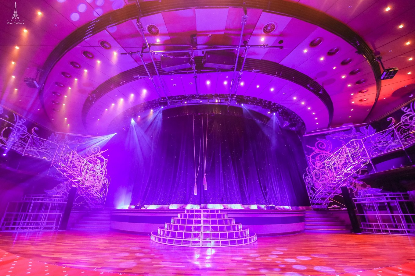 风格的大型歌舞秀,或是风华绝代百老汇舞台剧,或是风情老上海的歌舞剧