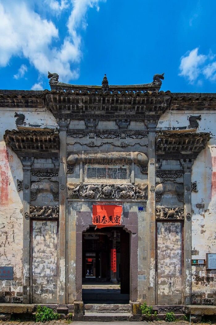 村里的古建筑灵岩古庄园始建于270多年前,总面积两万余平方米,是座