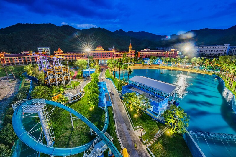 乐园以温泉资源为基础打造,整个看上去像一座童话城堡.