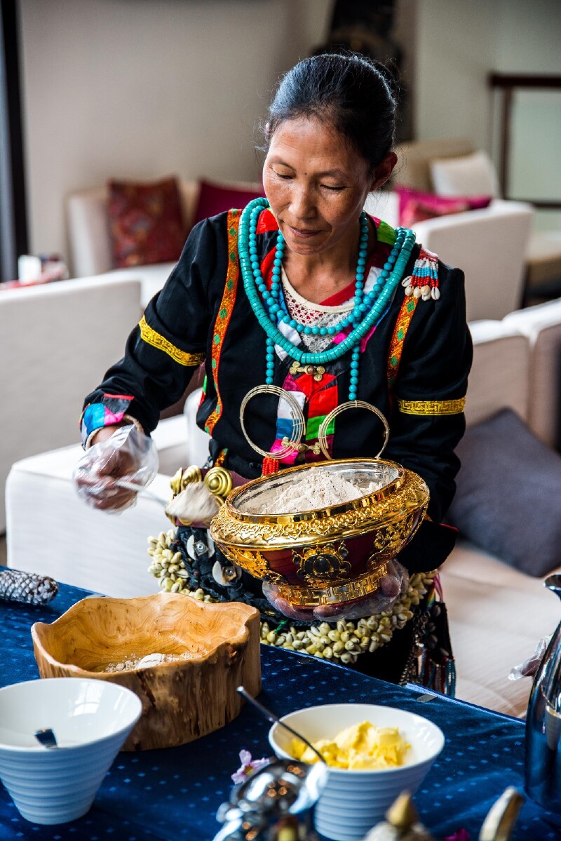 拍完照之后,希尔顿酒店为我们安排了学习制作糌粑的活动.