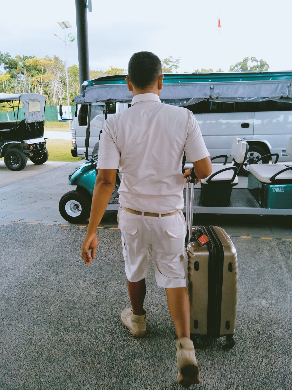 个人住也很有趣,行李小哥帮忙带我去我的房间,办理入住给了一堆小东西
