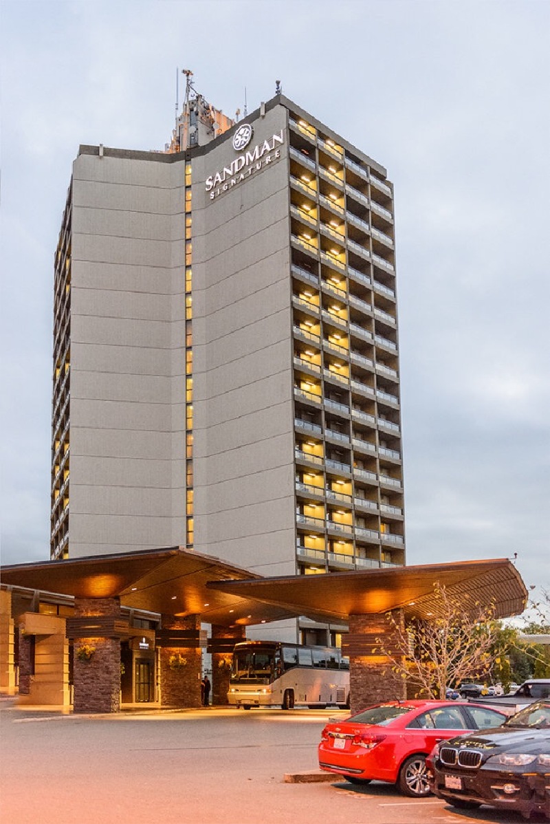 这是我们入住的桑德曼度假村酒店(sandman signature hotel