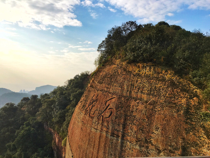 沿著長老峰往寶珠峰方向走,在其東北方是舵石朝曦.