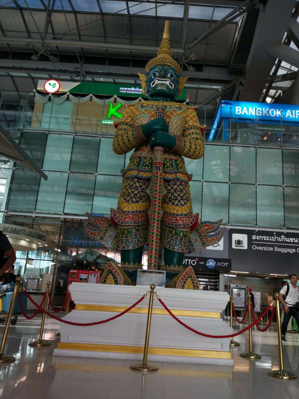 从机场一路到酒店,路面干净,全部都是绿树成荫,泰国是左边