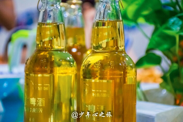 丰盛的晚宴款待,来两瓶崂山特制地扎啤,圆一圆青岛之行不醉不归的啤酒