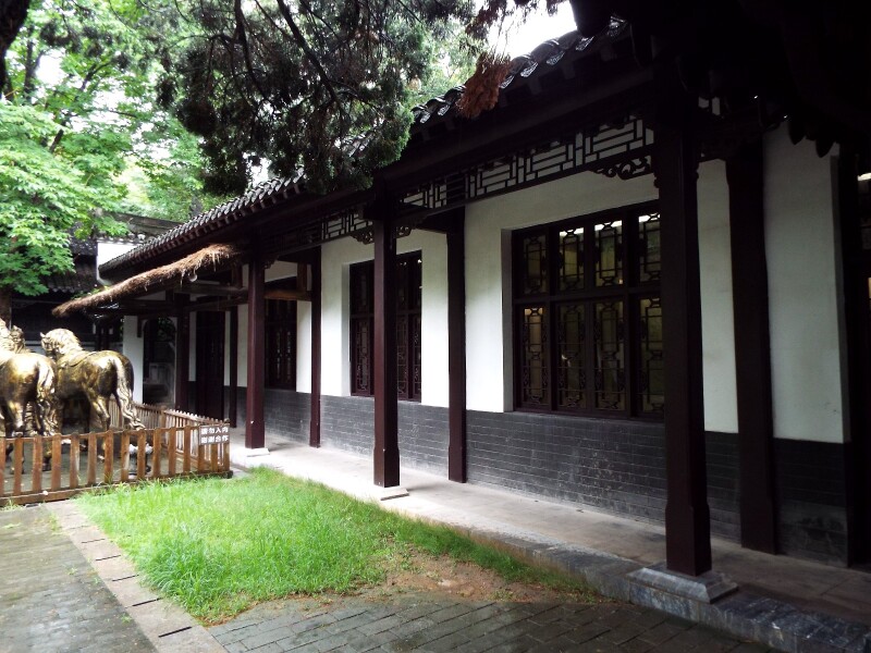 诸葛亮"身长八尺,面如冠玉,头戴纶巾,身披鹤氅"的形象还是比较接近的