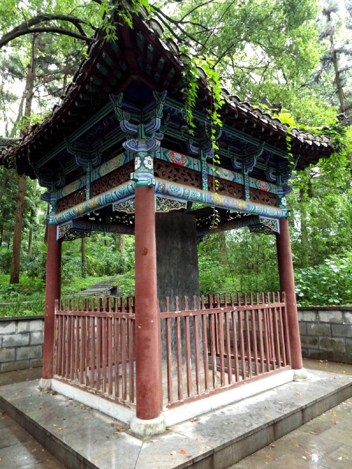 从隆中书院返回主游道继续上山,路右侧可见一座四角攒尖顶小亭,称"明