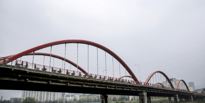 之水,保佑这一方百姓平安;从神龙大桥下来这里是属于渭河公园的东边