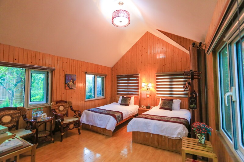 来竹泉村 红石寨两日游,住宿有两种选择1.