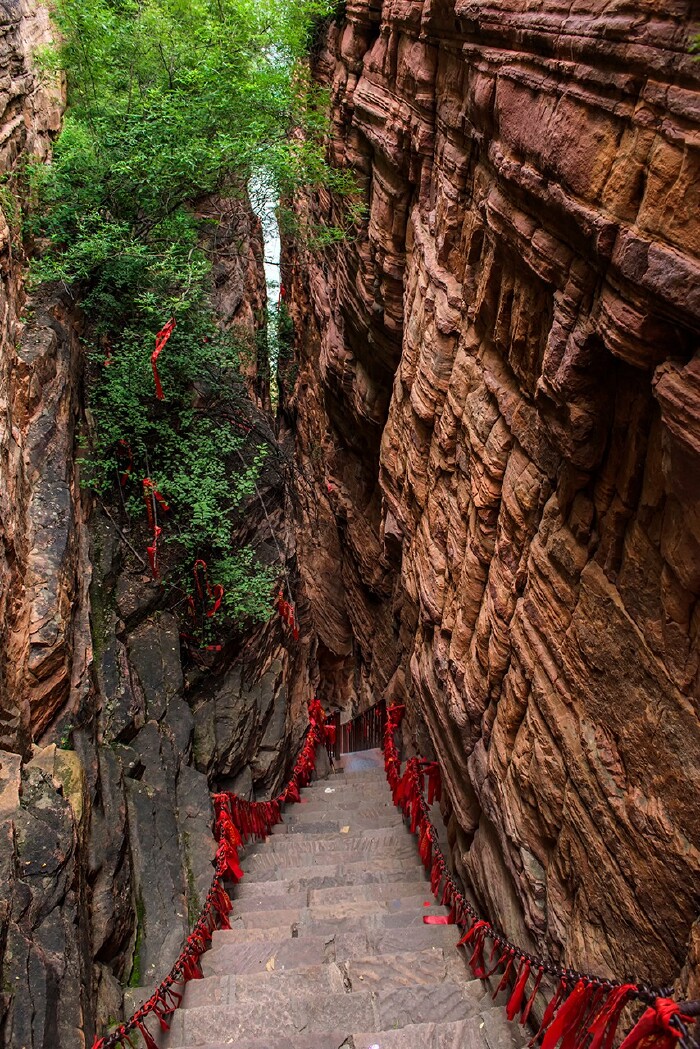 老虎洞出来,顺着阶梯向上的观景台上,半个京娘湖的美景都尽收眼底.