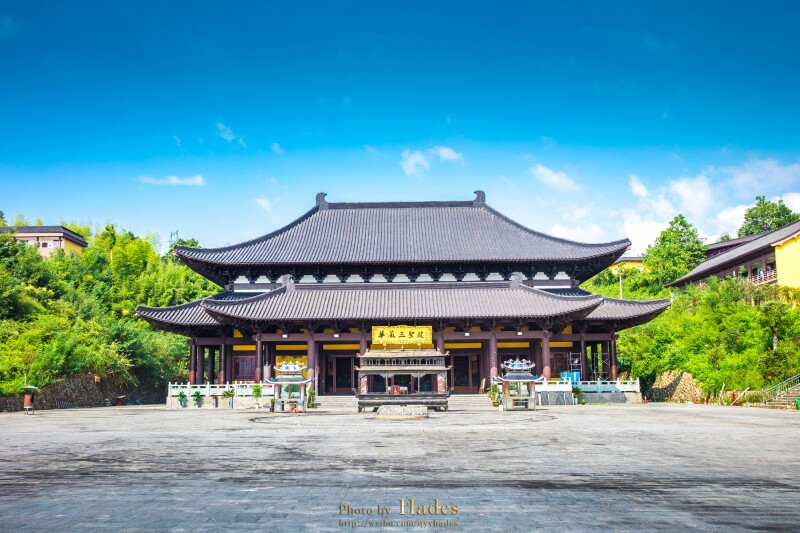 抚过寒光凛冽的龙泉宝剑,我们再到古刹名寺