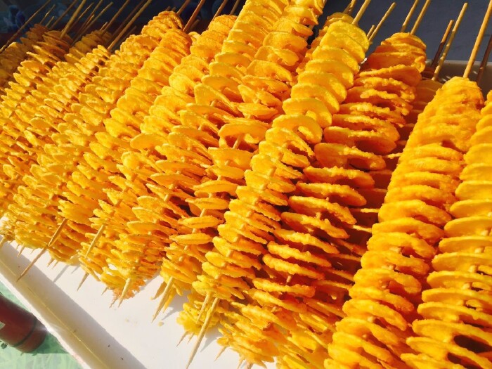 薯塔,拍照神器,小编不喜欢番茄酱的,就喜欢放点椒盐,吃着香!