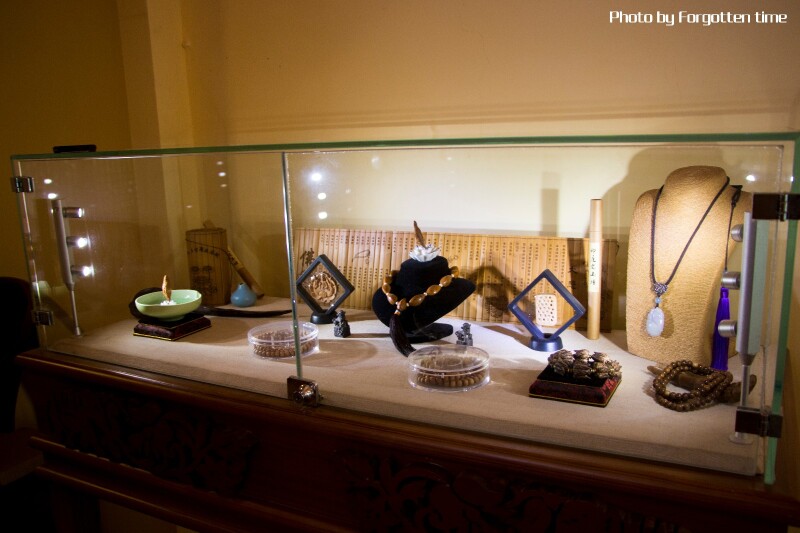 展示柜内的一些收藏品,展示着老板喜爱的物件,也展示着一家民宿的态度