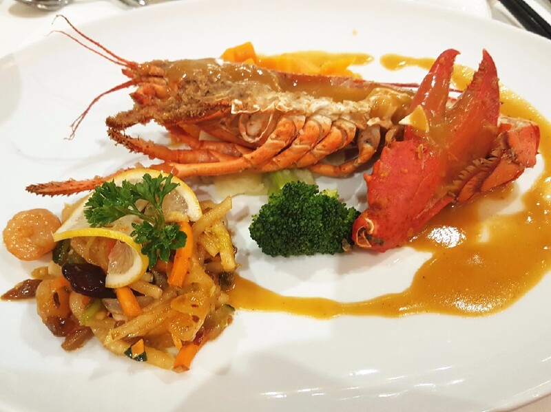 最后一顿大餐就是人手半只龙虾,貌似赛琳娜