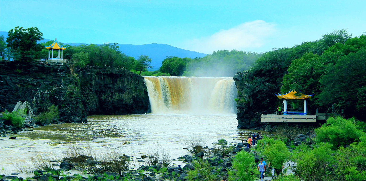 吊脚楼台瀑布流,镜泊湖开牡丹江