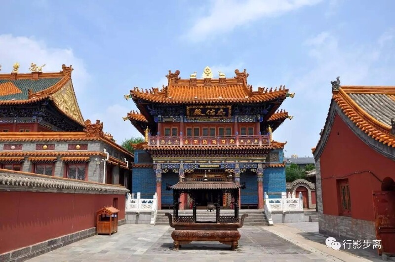 大召的建筑物现存有山门,过殿,经堂,九间楼及佛殿等,其中经堂和佛殿