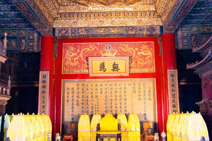 其二,交泰殿是朝堂与后宫分界之所,此匾亦是警醒后宫到此"无为,不要