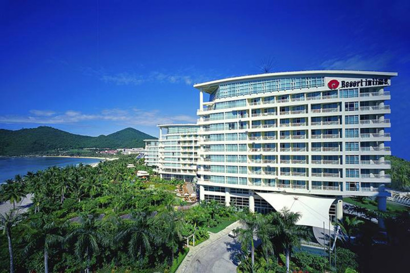 酒店坐落于风景如画的大东海旅游度假区的中心位置,面临水天一色的南