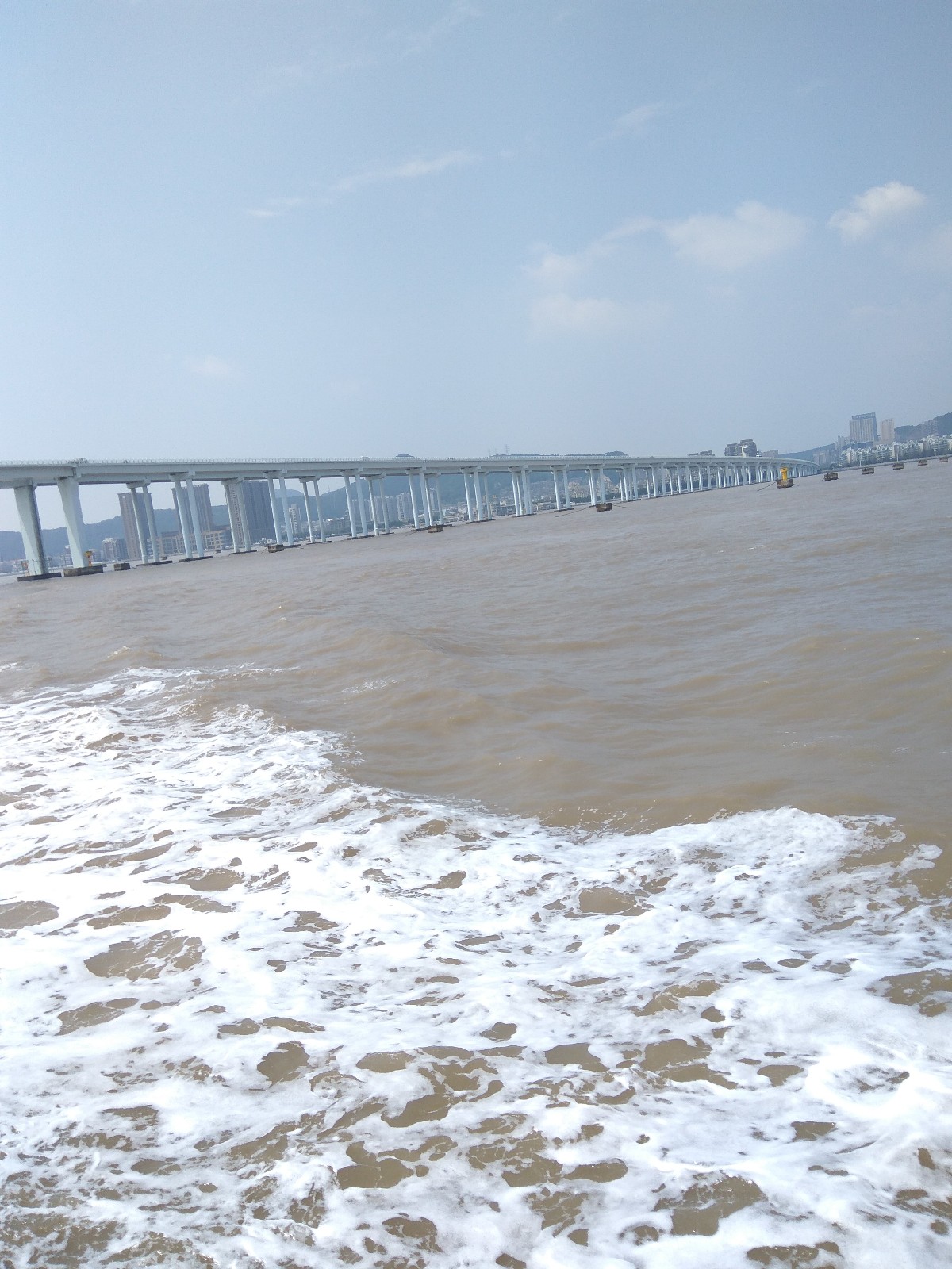 黄色浑浊的海水