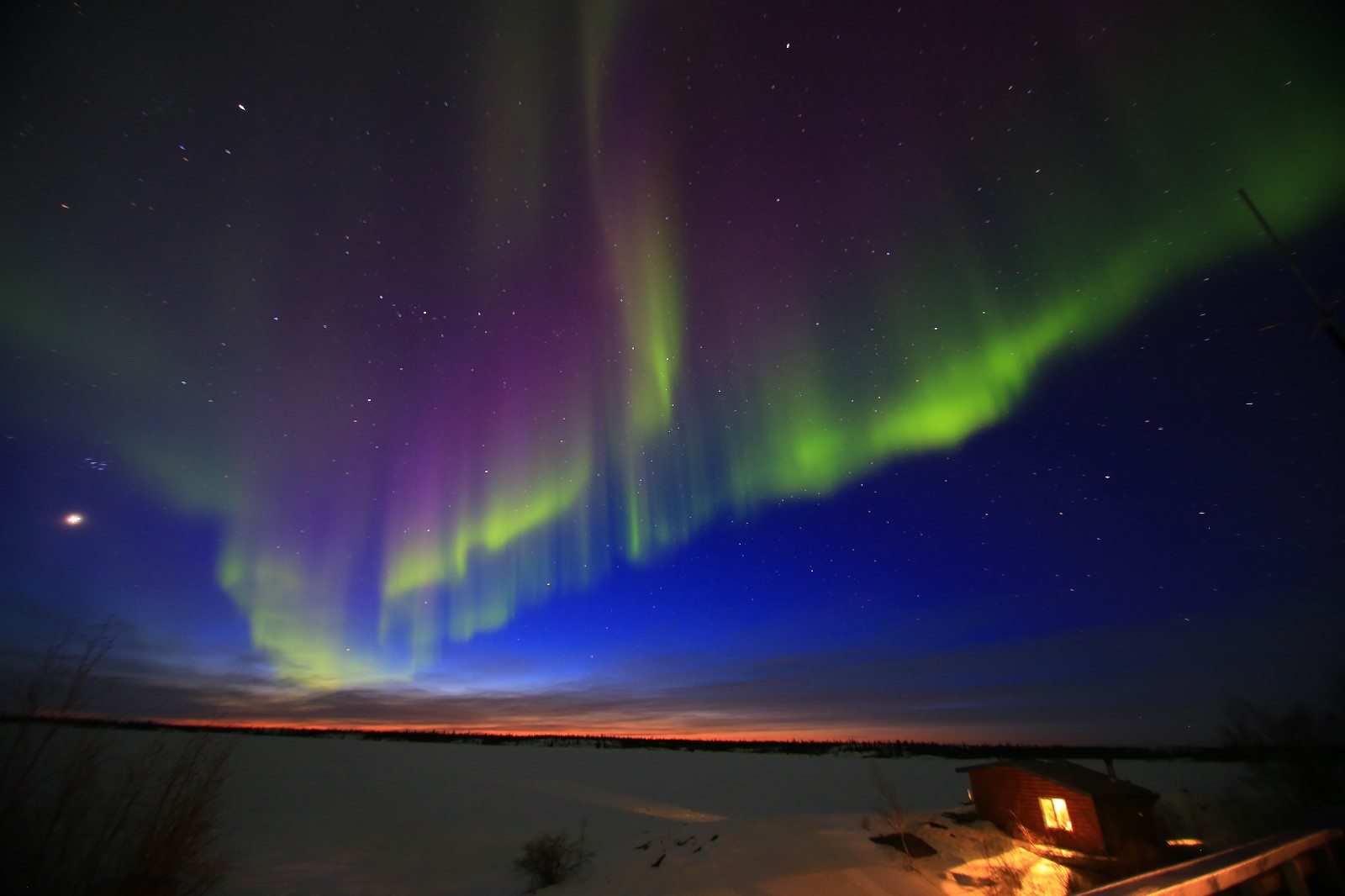 北欧夜空中五彩斑斓的极光
