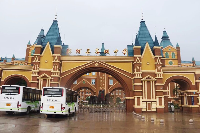 学校的建筑都是这么的有特色,果然处处都是漠河风格.