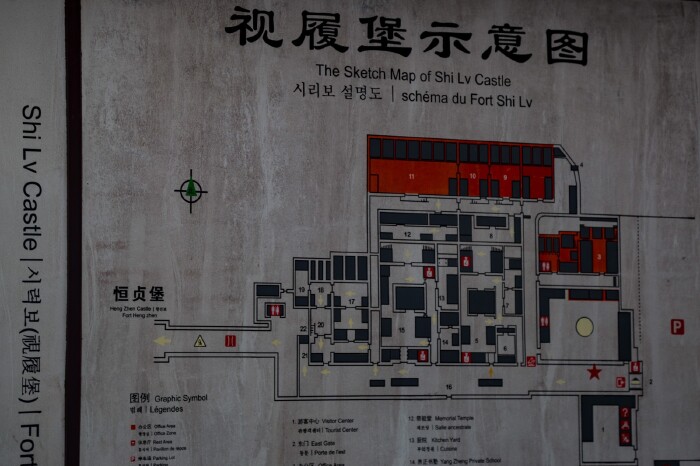 跟着导游进入王家大院后,我们就默默与导游分开,自己随便走走看看拍拍