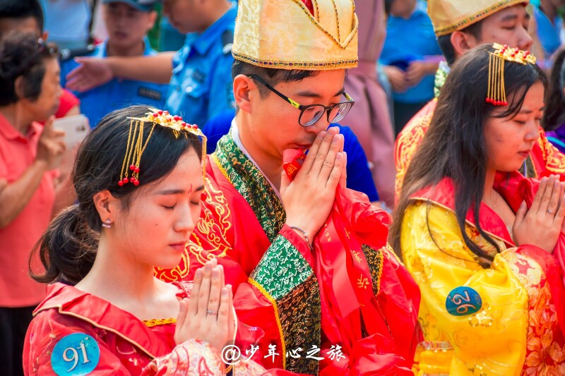 双手合十,虔诚许愿,在中国七夕这个古老而浪漫的日子,也祝天下有情人