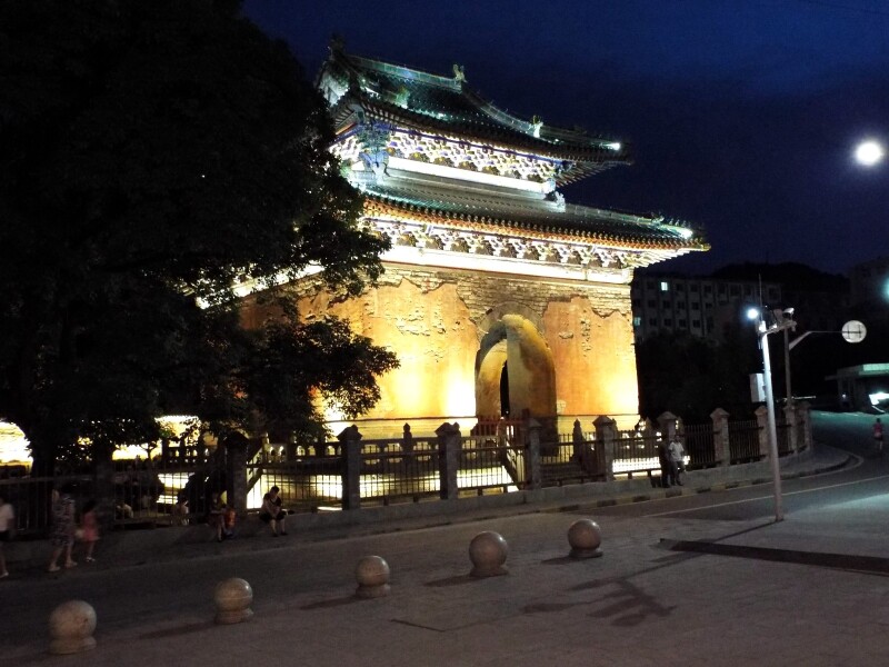 玉虚路的北端是"玄天玉虚宫"的大门;夜色中的门楼在璀璨灯光的映衬下