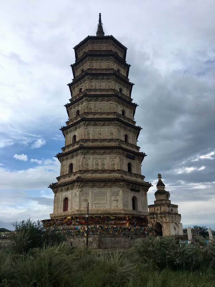 当天在返回赤峰以前,我们还参观了释迦佛舍利塔(通称白塔子).