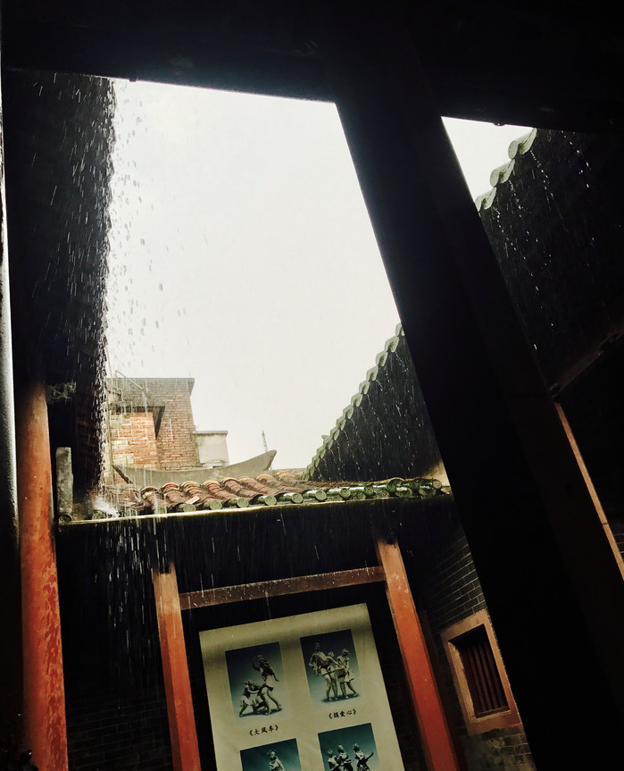 一起躲雨的屋檐图片