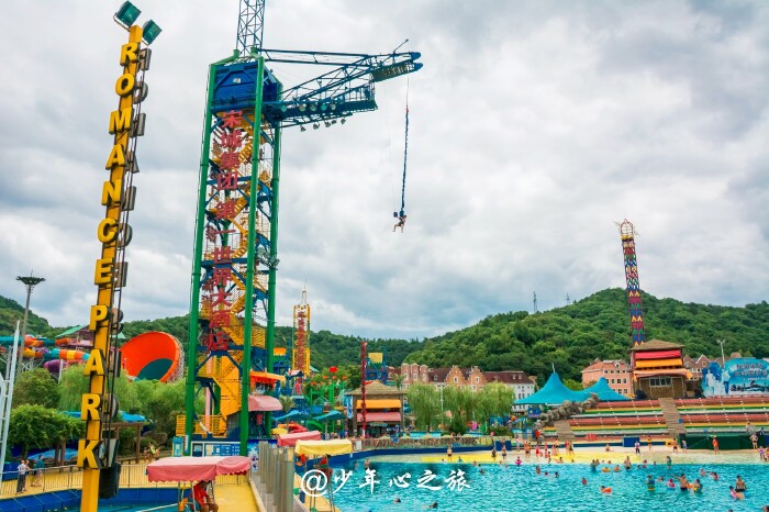 对面是水上乐园,这一片几大景区都挨在一起,云曼温泉,烂苹果亲子乐园