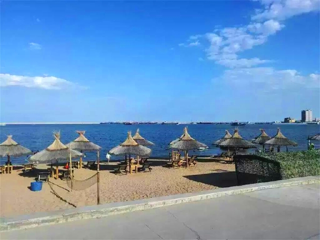 后前往锦州清沟湾海滨浴场,位于锦州滨海新区,今年夏天爆火的地方,当