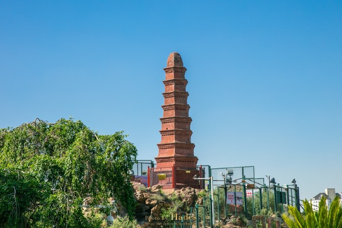 红山的"镇龙宝塔",现在依然矗立在红山嘴上,只是断崖下面奔腾的