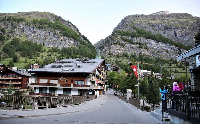 拍摄马特洪峰的小镇中心——马特菲斯河桥