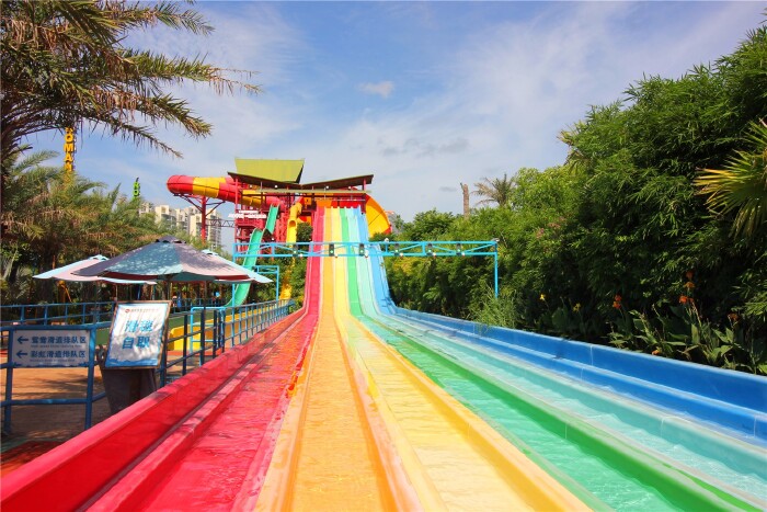 彩虹滑道,有着工作人员的耐心指导和安全设施,玩一个high起来吧.