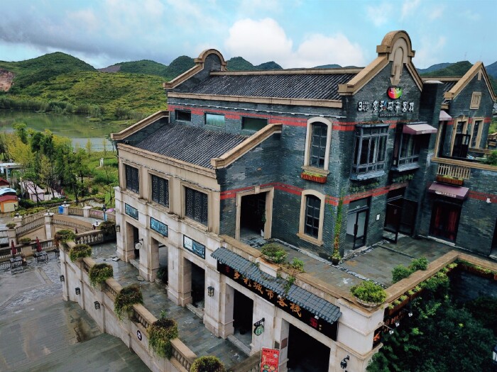 民国时期老贵阳为本底,讲述贵州600年来的文化繁华,成为小镇的文化