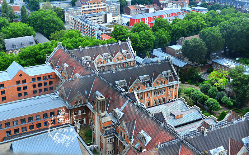 这样三角形的屋顶,真的很童话,也是这里老城的特色建筑