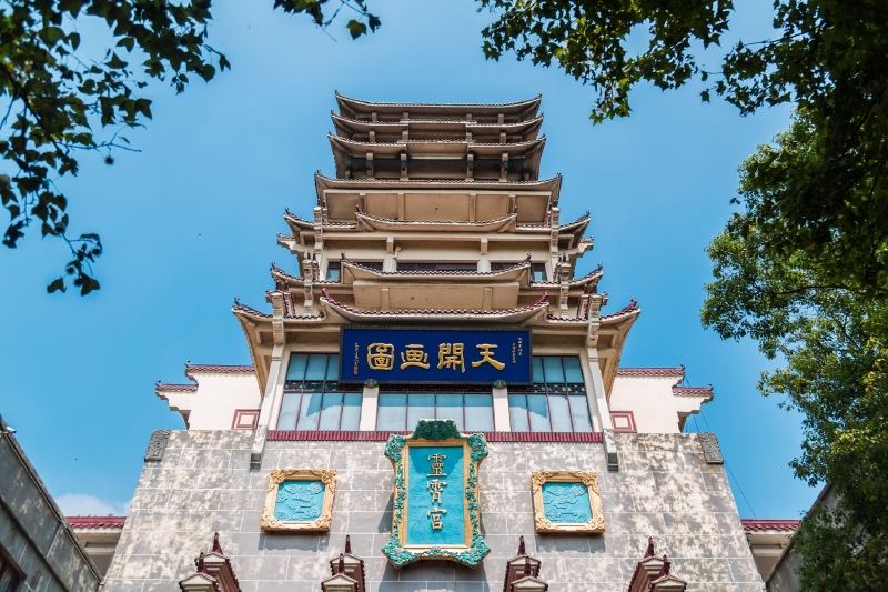 直插云霞的凌霄宫,可以登到宫顶远眺太湖风光.