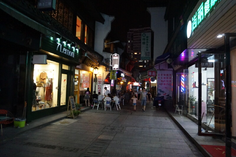 在上林坊比较偏僻的小街巷中,会有少数的酒吧,挺优雅的,环境也是不错