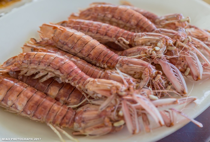 小伙伴们将自己喜欢的海鲜类都给买了,超大支的皮皮虾,白灼不够,再整