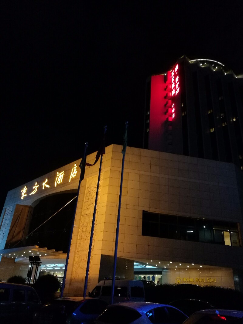 补一张酒店晚上外景,前门,地下,后院都可以免费停车,入住时告知总台