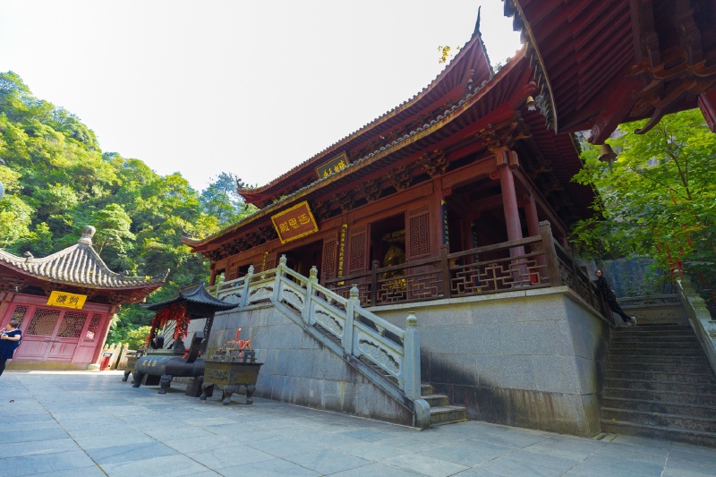 千佛山景区的未来寺,占地约一平方公里.