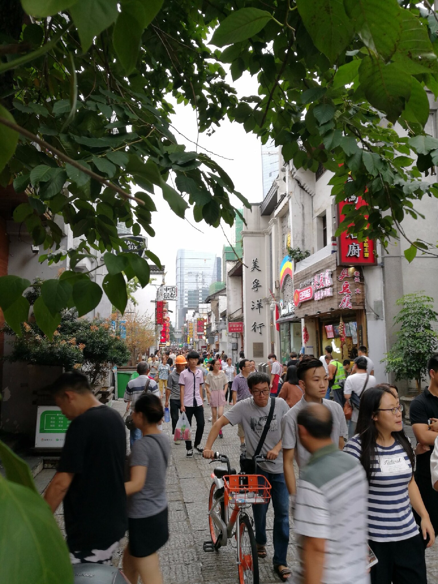 终于来了长沙的太平街!好吃的巨多,吃货的我表示好幸福啊
