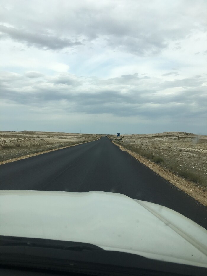 只有在新疆的国道上赶路你才能体会什么是真正的开车